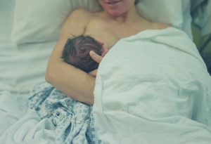नवजात शिशु को स्तनपान कैसे शुरु करें
