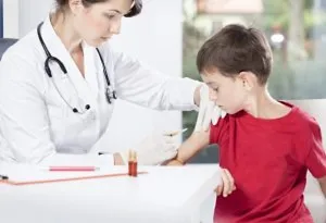doctor examine the child