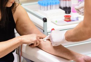 आर.एच. स्थिति और रोग-प्रतिकारकों की जाँच के लिए रक्त परीक्षण