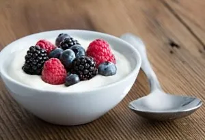 Yoghurt with fresh berries on it