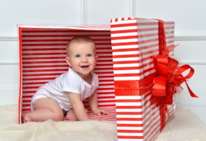 Cute Baby in Gift Box Smiling Pic 
