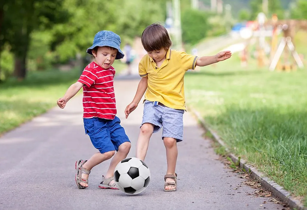 What to Know About Parallel Play for Kids