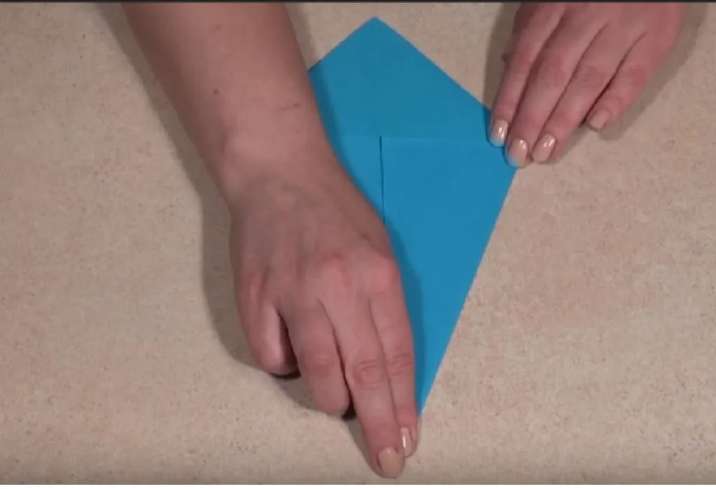 Repeat with the right side so that it looks like a kite.