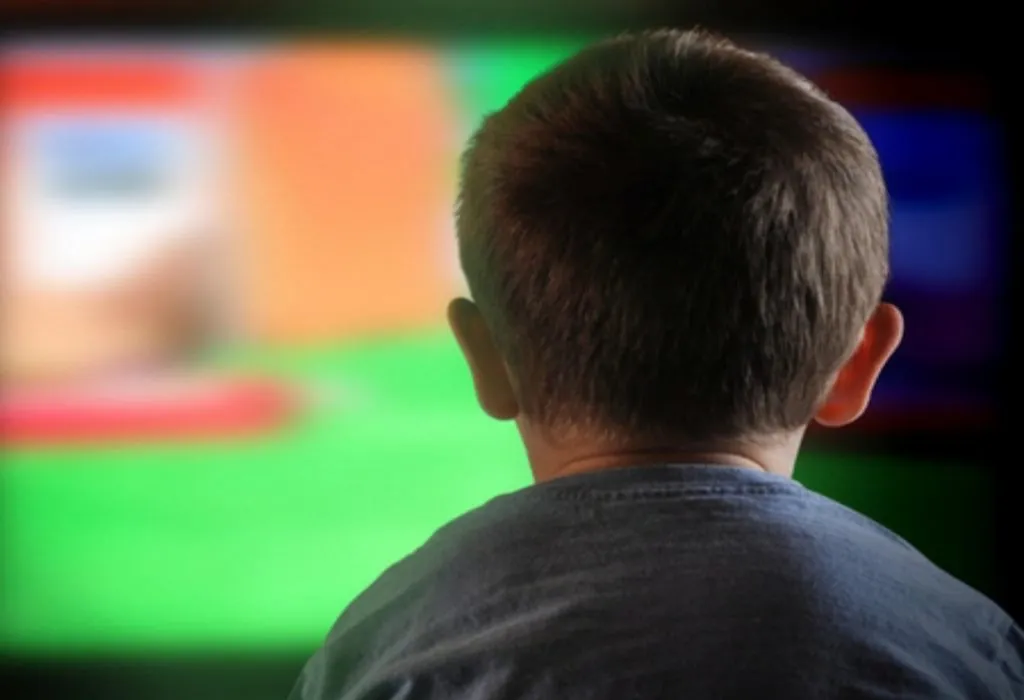  KID WATCHING SOMETHING
