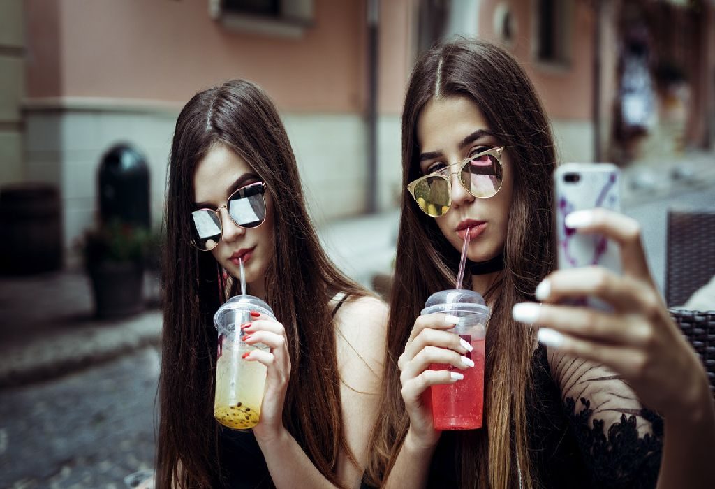 2 girls are taking selfie