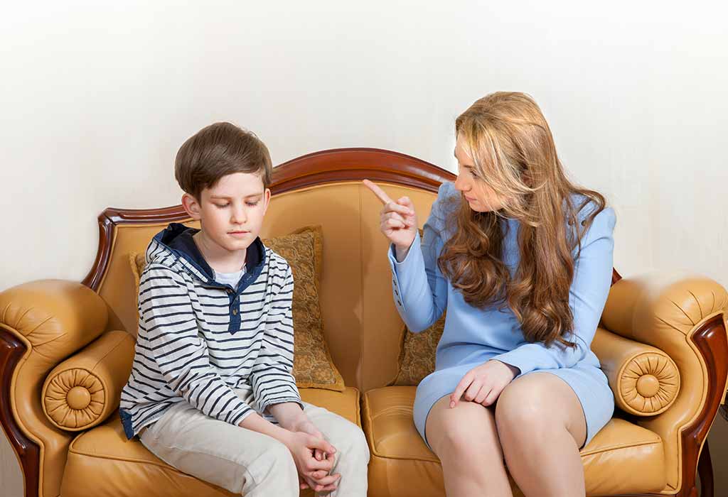 Молоденький сын порет маму у себя на широком диване