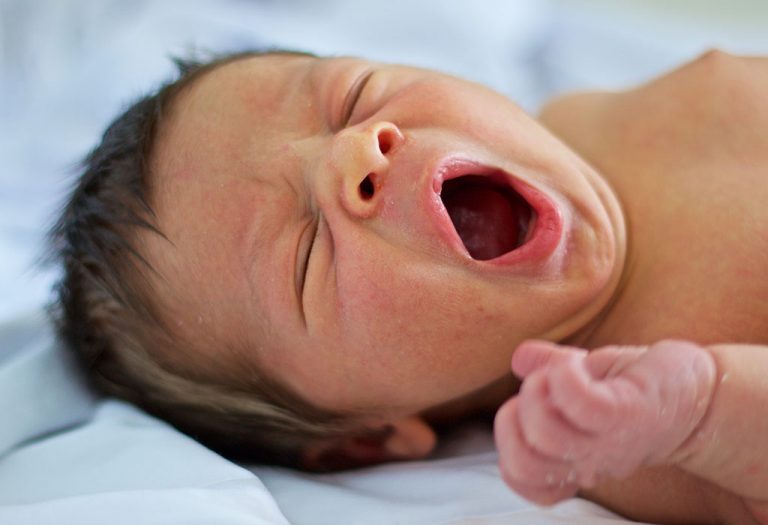 बाळाला झोप लागली असल्याची लक्षणे