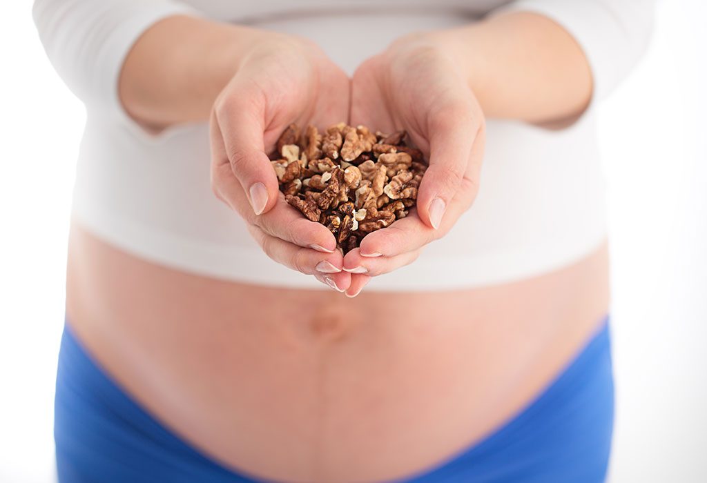Benefits & Risks of Eating Walnuts During Pregnancy