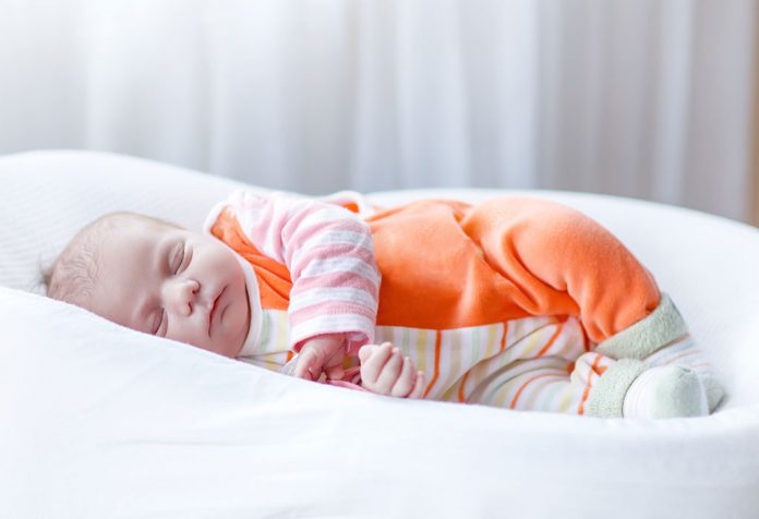 शिशुओं में सोने की अच्छी आदतें कैसे डालें