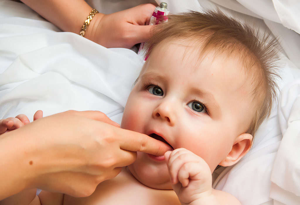 दात येणाऱ्या बाळाला कसे शांत करावे?