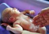 शिशु को नहलाना - प्रक्रिया, सुझाव व अन्य तथ्य