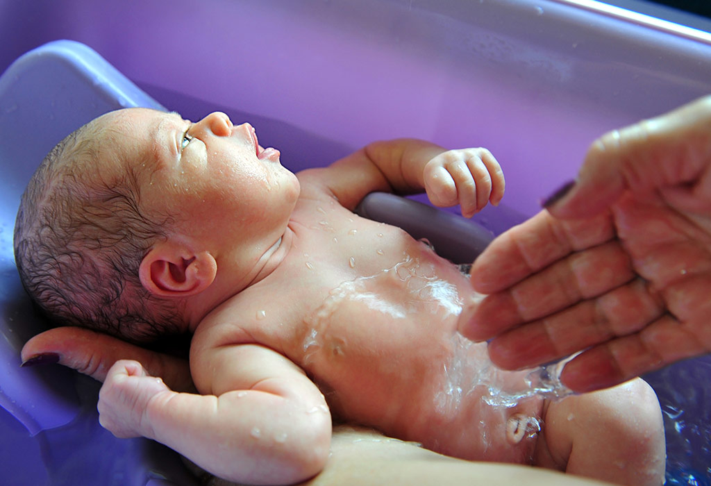 proper way to bathe a newborn