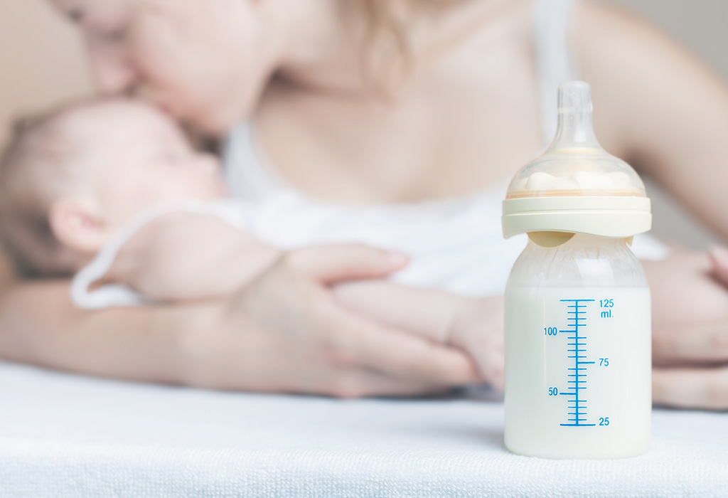 मेरा बेबी ब्रेस्ट मिल्क नहीं पीता बल्कि बोतल से दूध पीना चाहता है, मुझे क्या करना चाहिए?