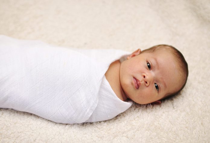 शिशु को कपड़े में लपेटना (स्वैडलिंग) - इसे सही तरीके से कब और कैसे करना चाहिए
