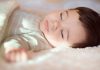 सोते समय बच्चे को पसीना आना - कारण और इससे निपटने के तरीके