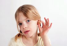 बच्चों में कम सुनाई देना या बहरापन
