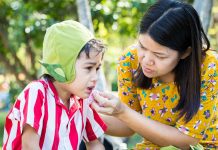 बच्चों में 10 आम चोटों के लिए फर्स्ट एड बच्चों में 10 आम चोटों के लिए फर्स्ट एड