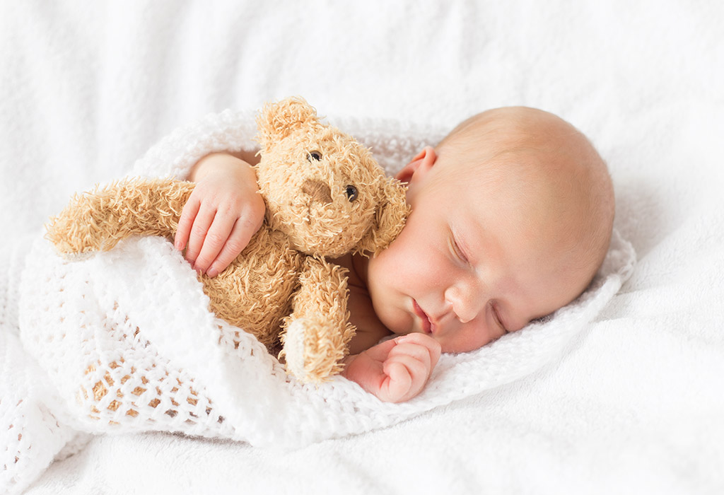 क्या बेबी पैसिफायर और खिलौनों के साथ सो सकता है? 