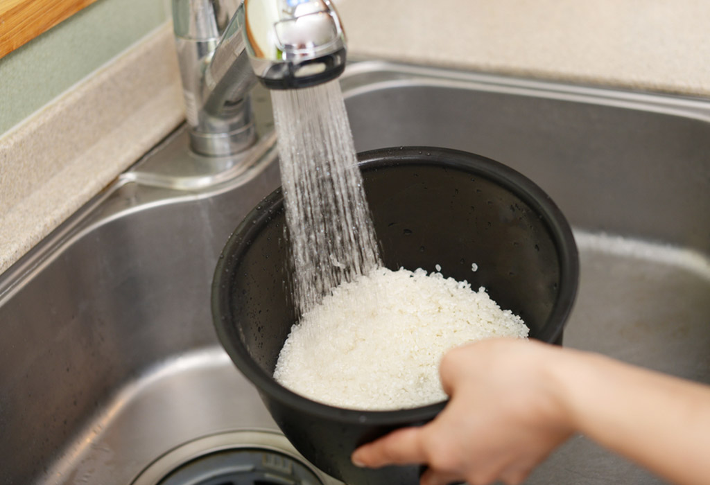 तांदूळ उकळण्याआधी ते पूर्णपणे धुवून स्वच्छ करणे महत्वाचे आहे