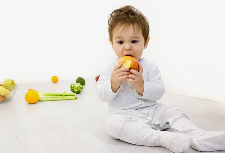 आपका बच्चा ठोस आहार के लिए तैयार होने के संकेत 