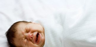 शिशुओं का रोना - कारण और शांत कराने के टिप्स