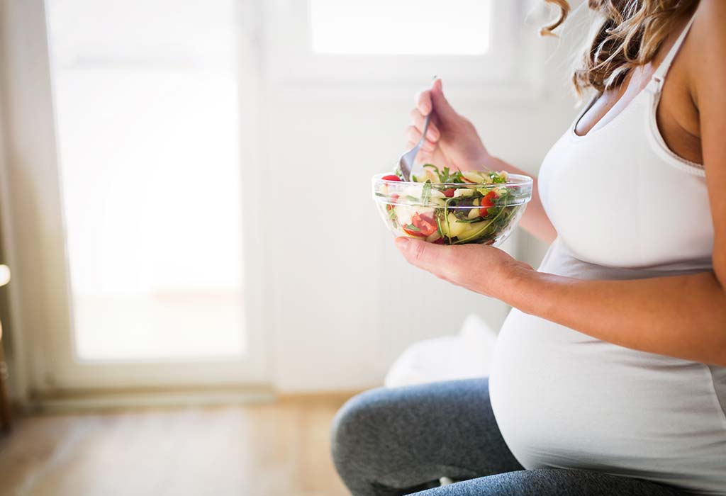Donna incinta che mangia cibo sano
