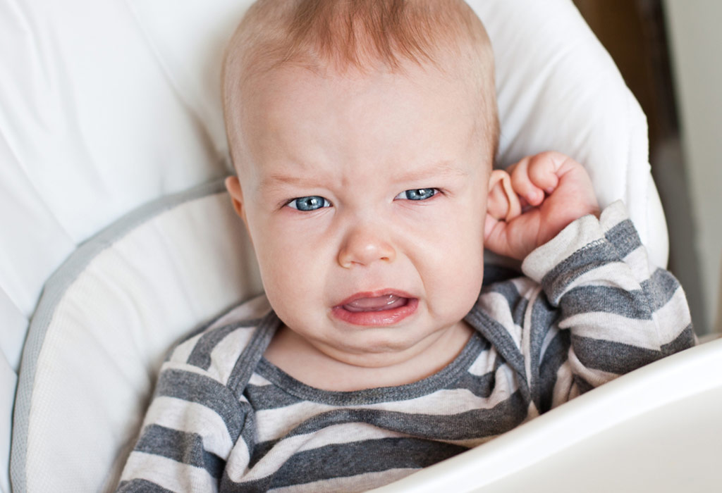 माझ्या बाळाचा कान दुखत आहे - कानातील मेणामुळे किंवा कानातील संसर्गामुळे तो दुखतो आहे का?