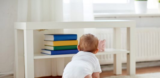 শিশুর হামাগুড়ি - ক্রমবিকাশ পর্যায়ের একটি মাইলফলক