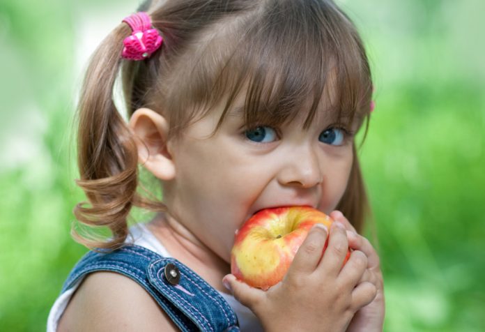 बच्चों के लिए सेब - फायदे और मजेदार तथ्य