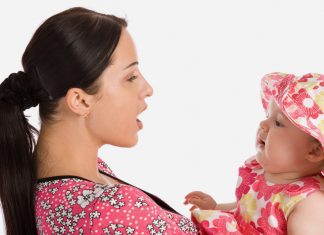 टॉडलर में भाषा के विकास के लिए 11 बेस्ट एक्टिविटीज