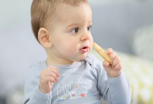 Un bambino che mangia biscotti