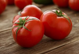 Tomates sobre uma mesa de madeira