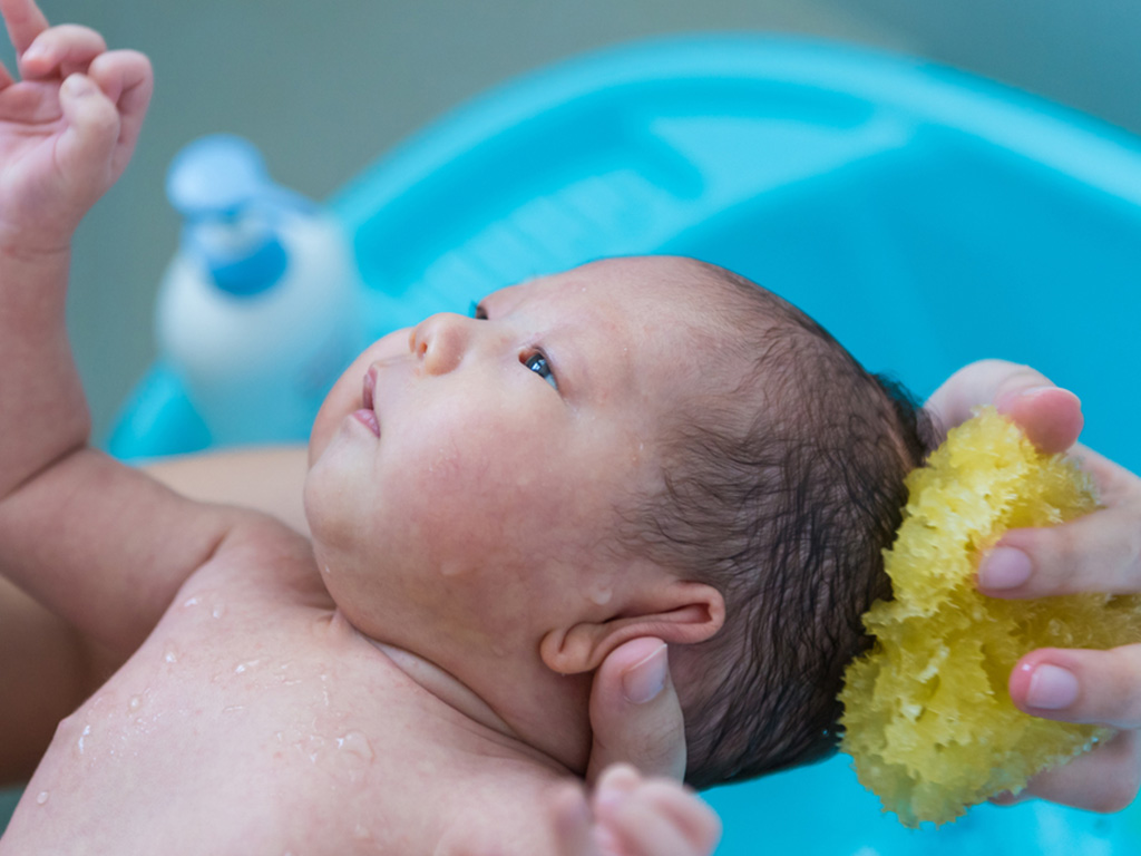 how to sponge bathe a newborn with umbilical cord