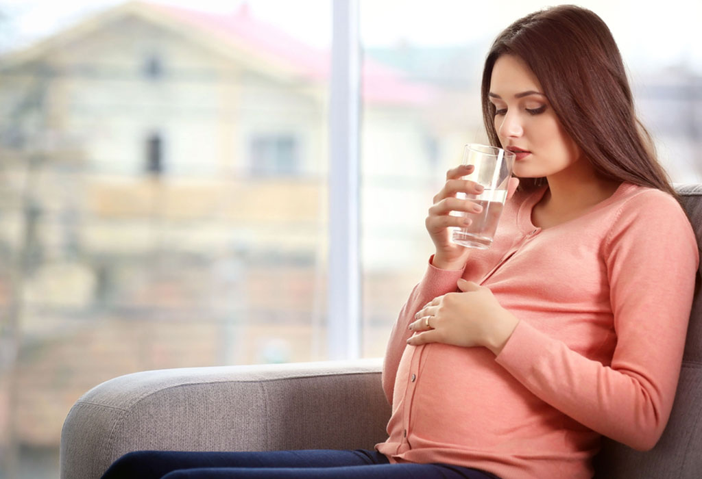 गर्भावस्था के दौरान अधिक मात्रा में पानी पिएं