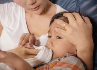 সদ্য হাঁটতে শেখা ছোট শিশুদের বমি হওয়া সদ্য হাঁটতে শেখা ছোট শিশুদের বমি হওয়া