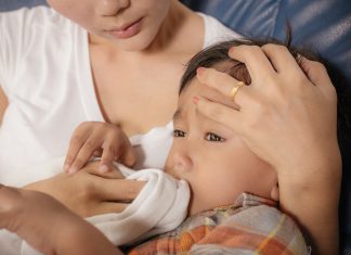 বাচ্চাদের বমির চিকিৎসায় 13 টি কার্যকরী ঘরোয়া প্রতিকার