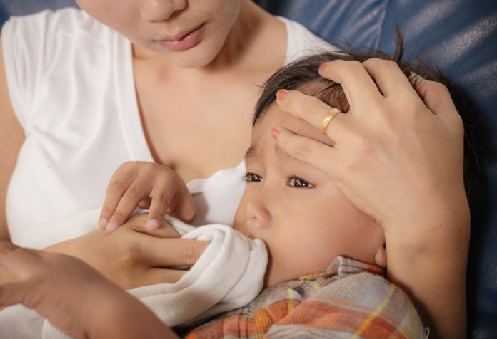 बच्चों की उल्टी रोकने के लिए 13 प्रभावी घरेलू उपचार