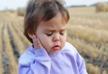 बच्चों के लिए कान दर्द के १२ प्रभावी घरेलू उपचार