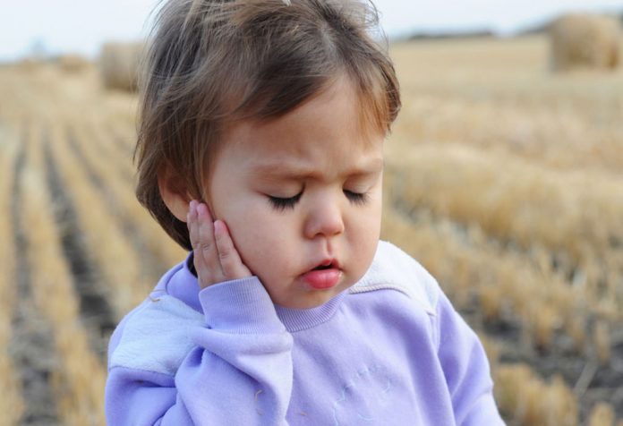 बच्चों के लिए कान दर्द के १२ प्रभावी घरेलू उपचार
