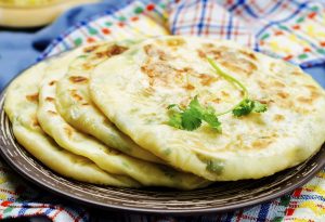 Paratha rellena en un plato