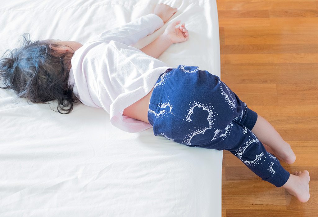 Упала на постель. Подушки для предотвращения падения ребенка с кровати. Падает на кровать.