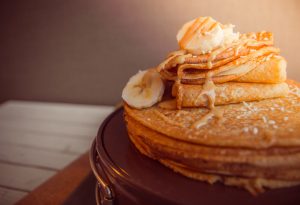 Pancake alla banana con miele