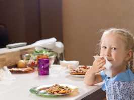 बच्चों के लिए अच्छे टेबल मैनर्स बच्चों के लिए अच्छे टेबल मैनर्स