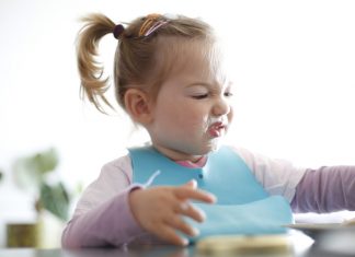 खाने में नखरीले बच्चों से कैसे निपटें