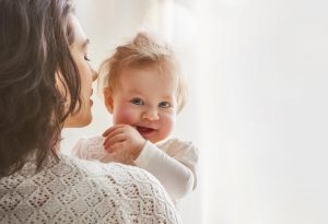 Une mère tenant son bébé