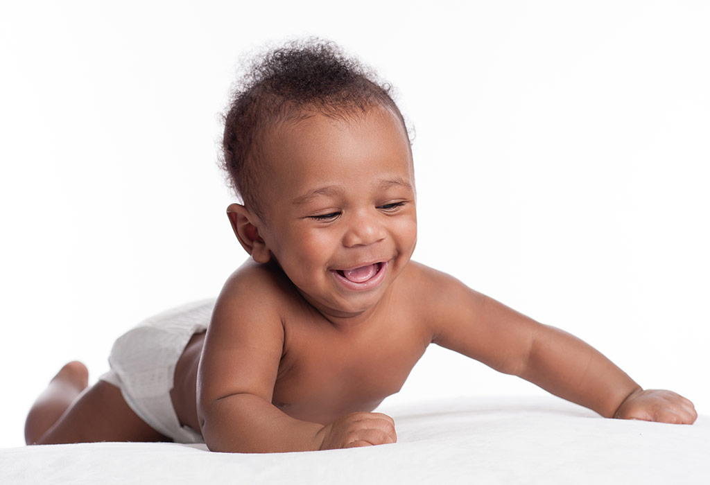 ७ महिन्यांच्या वयात तुमच्या बाळाने पार केले पाहिजेत असे विकासाचे टप्पे