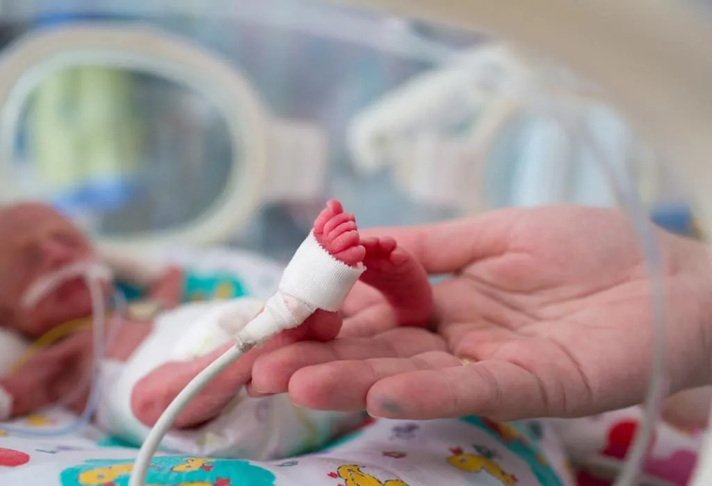 Unexpected behavioural consequences of preterm newborns' clothing