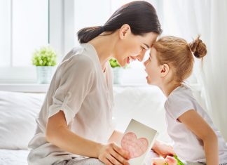 मदर्स डे पर 30 स्पेशल और भावनात्मक कविताएं
