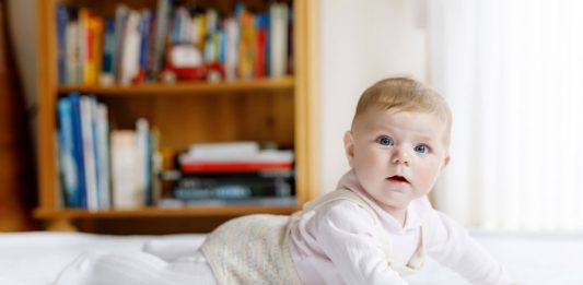 5 महीने के बच्चे में होने वाले विकास के पड़ाव 5 महीने के बच्चे में होने वाले विकास के पड़ाव