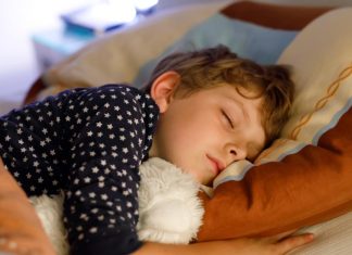 बच्चों को रात में सोते समय पसीना आने का कारण और उपचार Night Sweat in Children